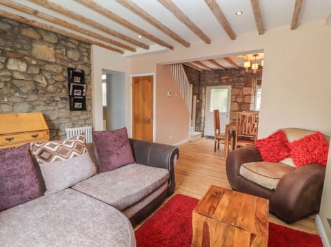 Cottage | Living room | Fireplace