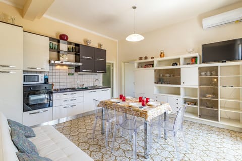 Family House, Multiple Bedrooms (Casa Lidia 900m From Sea) | Interior