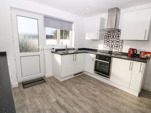 Cottage | Private kitchen | Fridge, dishwasher, electric kettle, toaster