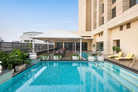 Outdoor pool, free cabanas, pool umbrellas