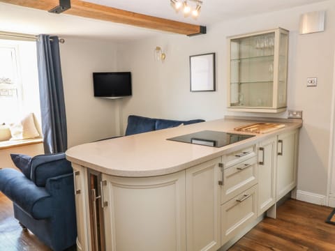 Cottage | Private kitchen | Fridge, dishwasher, electric kettle, toaster