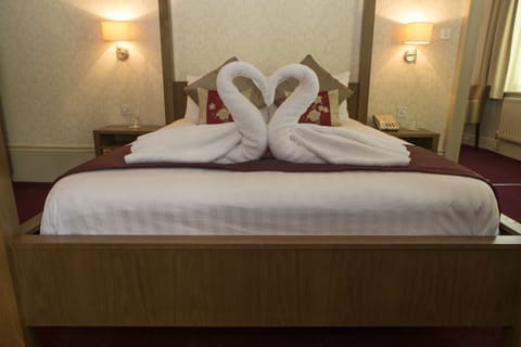 Executive Suite | Desk, iron/ironing board, free cribs/infant beds, rollaway beds