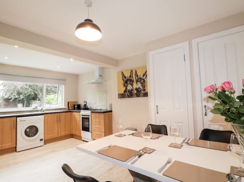 Cottage | Private kitchen | Cookware/dishes/utensils