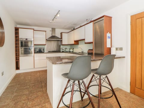 Cottage | Private kitchen | Fridge, dishwasher, electric kettle, toaster