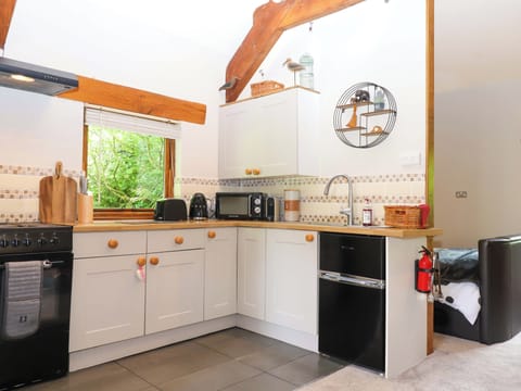 Cottage | Private kitchen | Fridge, electric kettle, toaster, cookware/dishes/utensils