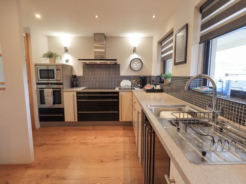 Cottage | Private kitchen | Fridge, dishwasher, electric kettle, toaster