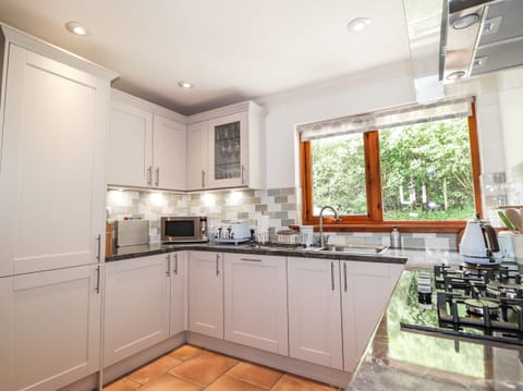 Cottage | Private kitchen | Fridge, dishwasher, electric kettle, toaster