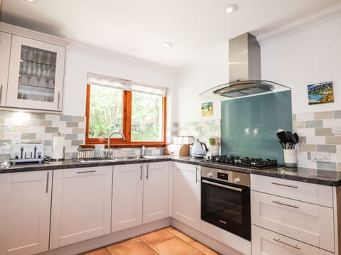 Cottage | Private kitchen | Fridge, dishwasher, electric kettle, toaster
