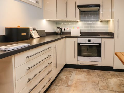 Cottage | Private kitchen | Fridge, electric kettle, toaster, cookware/dishes/utensils