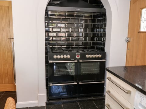 Cottage | Private kitchen | Fridge, dishwasher, cookware/dishes/utensils