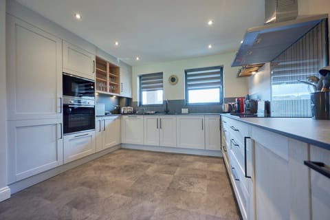 Cottage | Private kitchen | Fridge, dishwasher, electric kettle, toaster