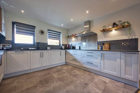 Cottage | Private kitchen | Fridge, dishwasher, electric kettle, toaster