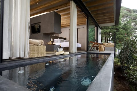 Jacuzzi Suite with king bed and fireplace | In-room safe, desk, laptop workspace, blackout drapes