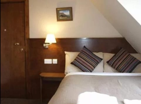 Double room with external bathroom  | Desk, free WiFi, bed sheets