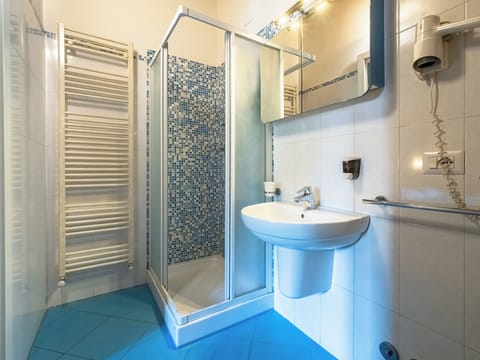 Double Room | Bathroom | Shower, free toiletries, hair dryer, bidet