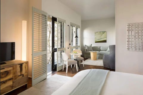 Junior Suite | Frette Italian sheets, down comforters, in-room safe, iron/ironing board