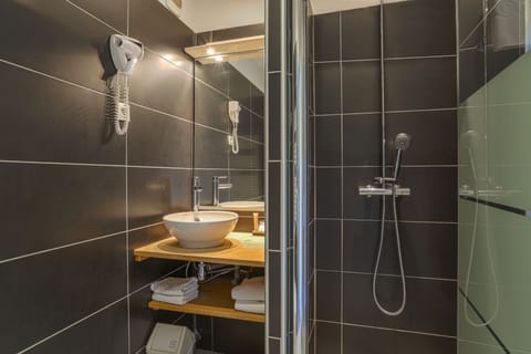 Superior Double Room | Bathroom | Hair dryer, towels