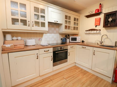 Cottage | Private kitchen | Fridge, dishwasher, electric kettle, toaster
