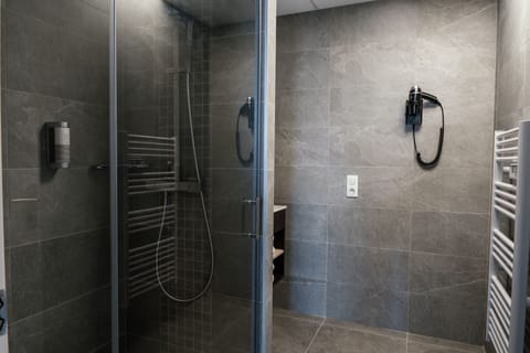 Shower, rainfall showerhead, free toiletries, hair dryer