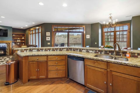 Condo, Multiple Beds, Balcony (Taneycomo Retreat) | Interior