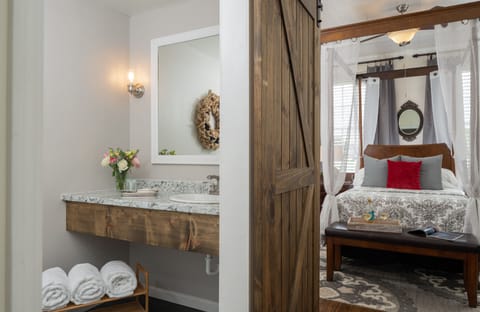 Deluxe Room | Individually decorated, individually furnished, iron/ironing board