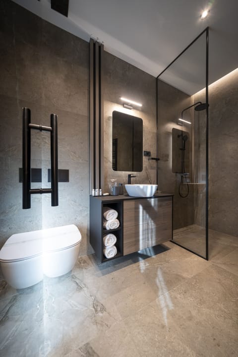 Comfort Double Room | Bathroom | Hair dryer, bathrobes, slippers, towels