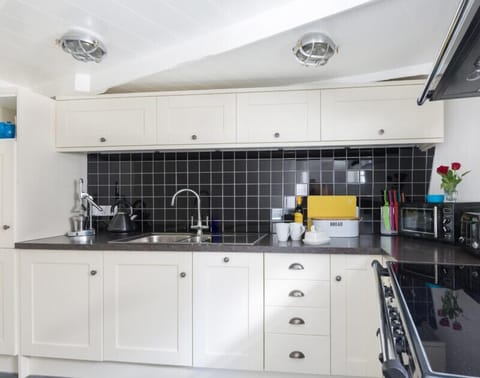 Cottage | Private kitchen | Fridge, dishwasher, toaster, cookware/dishes/utensils