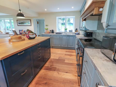 Cottage | Private kitchen | Fridge, dishwasher, cookware/dishes/utensils, dining tables