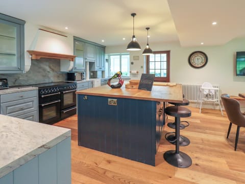 Cottage | Private kitchen | Fridge, dishwasher, cookware/dishes/utensils, dining tables