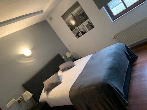 Classic Double Room, 1 King Bed | Egyptian cotton sheets, premium bedding, in-room safe