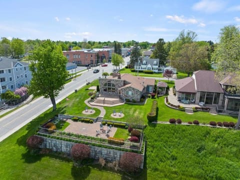 Walk to restaurants, shops, bars, enjoy small town Lexington!