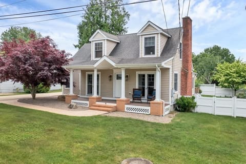 Spacious front yard and driveway parking