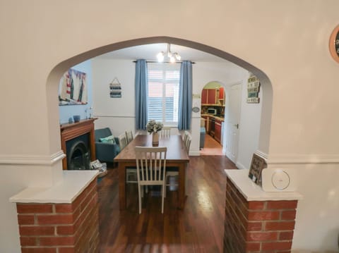 Cottage | Dining