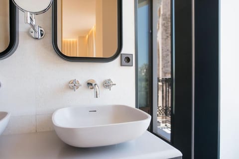 Junior Suite | Bathroom | Shower, hydromassage showerhead, designer toiletries, hair dryer