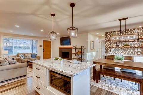 Beautiful stunning open area to gather with your guests