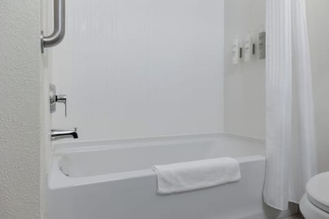 Combined shower/tub, spring water tub, free toiletries, hair dryer