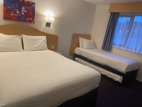 Room, Multiple Beds, Non Smoking | Desk, iron/ironing board (on request), WiFi (free), bed sheets
