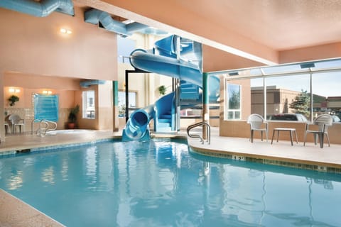 Indoor pool, sun loungers