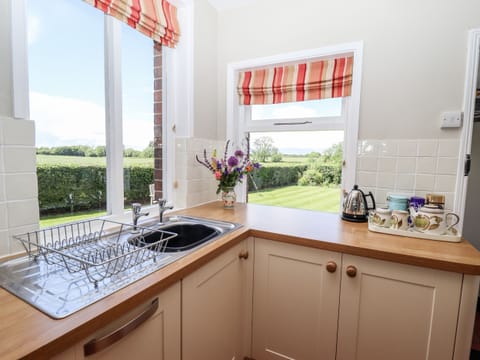 Cottage | Private kitchen | Fridge, microwave, dishwasher, electric kettle