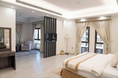 Business Studio Suite | In-room safe, blackout drapes, soundproofing, iron/ironing board