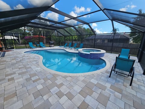 Pool / Patio pic 4