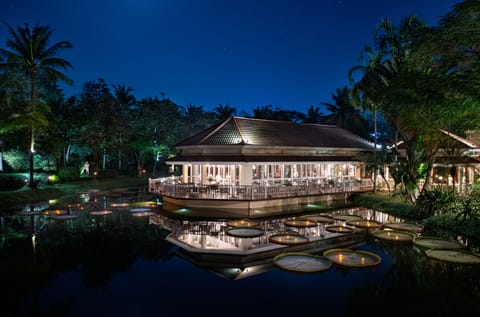 3 restaurants; breakfast, lunch, and dinner served