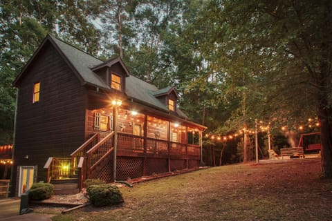 The view of the cabin from outside. 