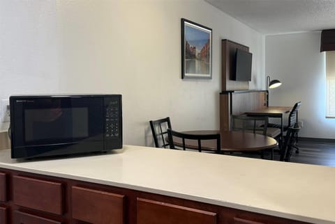 Room, 1 King Bed (One-Bedroom) | Premium bedding, in-room safe, desk, soundproofing