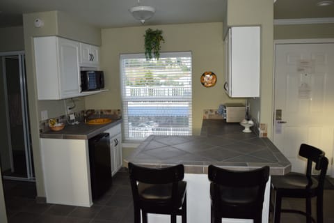 Studio, 1 King Bed, Marina View (Non pet friendly) | Private kitchenette | Microwave, coffee/tea maker, toaster, cookware/dishes/utensils