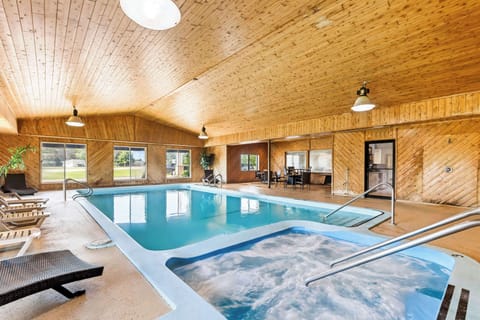 Indoor pool, sun loungers