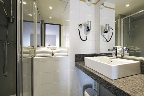 Family Room, 1 Queen Bed with Sofa bed (Comfort. 4 People) | Bathroom | Free toiletries, hair dryer, towels