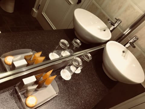 Combined shower/tub, free toiletries, hair dryer, towels