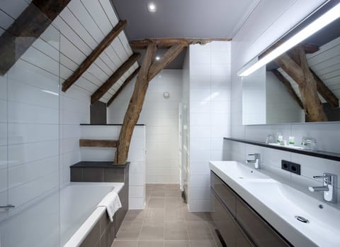 Signature Suite | Bathroom | Eco-friendly toiletries, hair dryer, towels