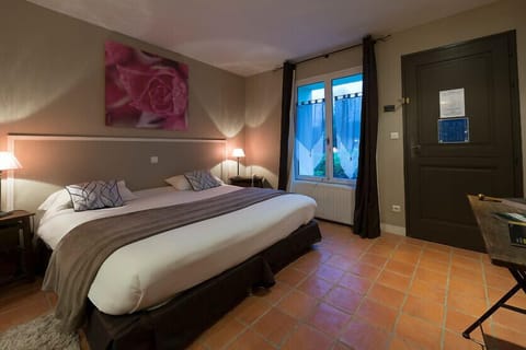 Standard Room | Premium bedding, in-room safe, individually decorated, desk